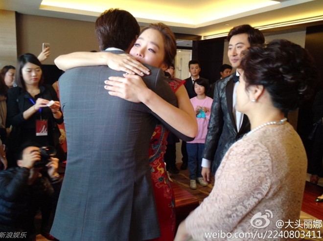 Chae Rim được chồng quỳ gối đi giày trong đám cưới - 11