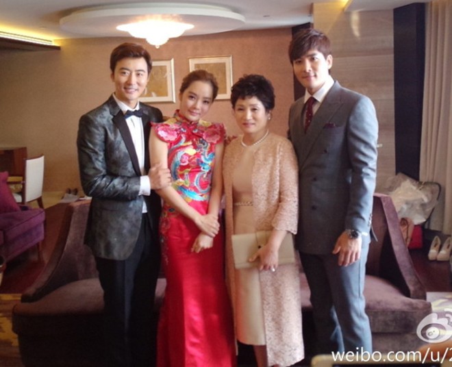 Chae Rim được chồng quỳ gối đi giày trong đám cưới - 12