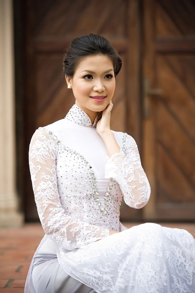 Hoa hậu Thuỳ Dung dịu dàng với áo dài ren, mái đầu búi cao
