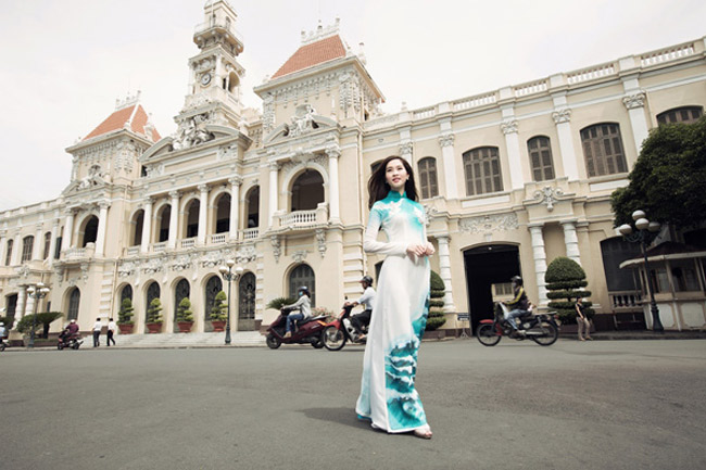 Hoa hậu Việt Nam 2012 đẹp nền nã trong tà áo dài phương nam

