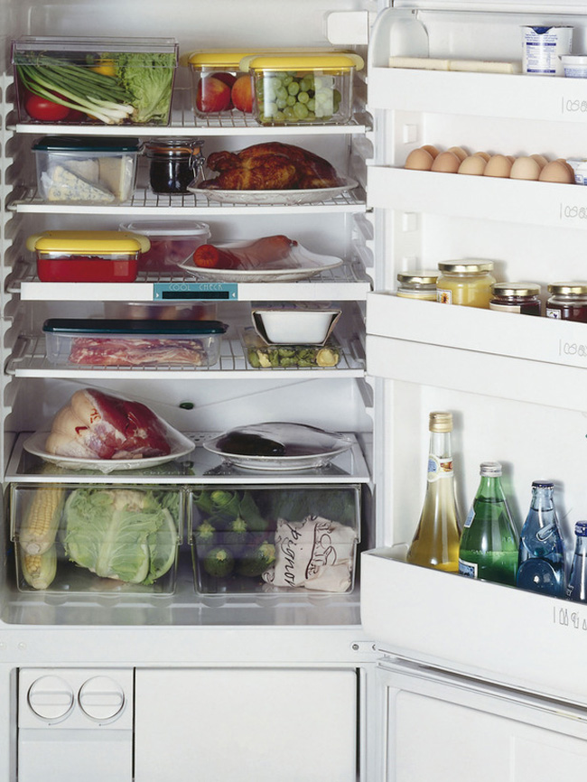 13. Đồ ăn hết hạn

Hãy vứt bất kì túi thực phẩm nào được tích trữ trong tủ lạnh hoặc ngăn đá mà bạn không còn nhớ rõ chúng là cái gì và được mua vào lúc nào. Đừng tiếc rẻ mà mang bệnh cho cả gia đình. 
