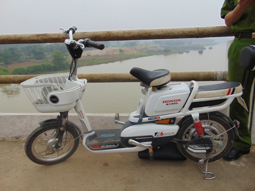 Xót lòng mẹ ôm con gái 2 tuổi nhảy cầu tự tử - 2