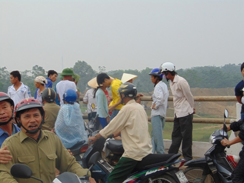 Xót lòng mẹ ôm con gái 2 tuổi nhảy cầu tự tử - 3