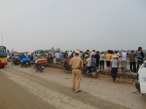 Xót lòng mẹ ôm con gái 2 tuổi nhảy cầu tự tử - 4