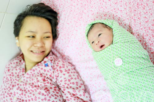 Vào BV Phụ sản ngắm các bé gái chào đời ngày 20/10 - 1