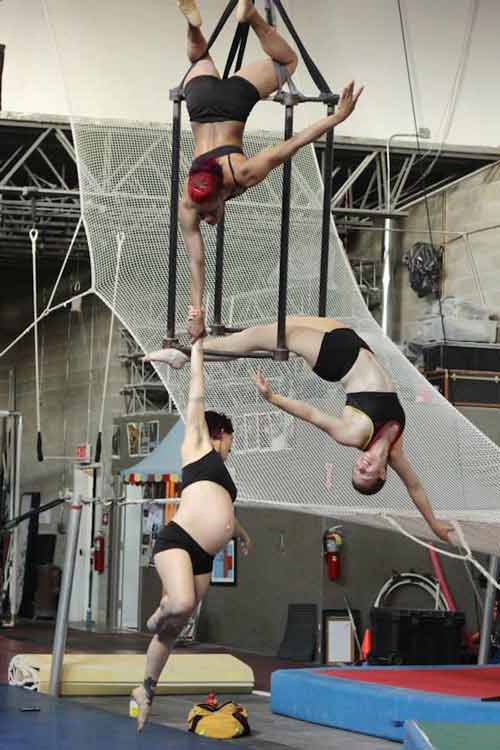 Choáng với mẹ bầu 39 tuần vẫn nhào lộn trên không - 2