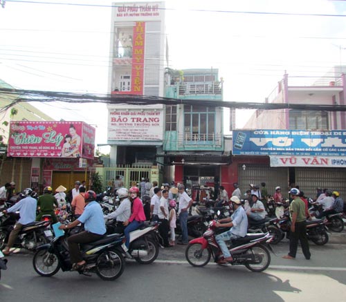 Cướp vác dao đột nhập thẩm mỹ viện giữa ban ngày - 1