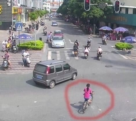 TQ: Giải cứu bé trai 2 tuổi bị kẻ lạ mặt bắt cóc - 2