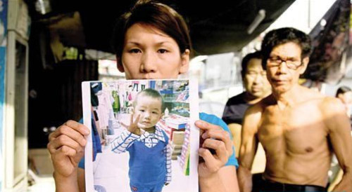TQ: Giải cứu bé trai 2 tuổi bị kẻ lạ mặt bắt cóc - 1