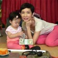 Làng sao - Con gái Xuân Lan say mê “đếm tiền” trong tiệc thôi nôi