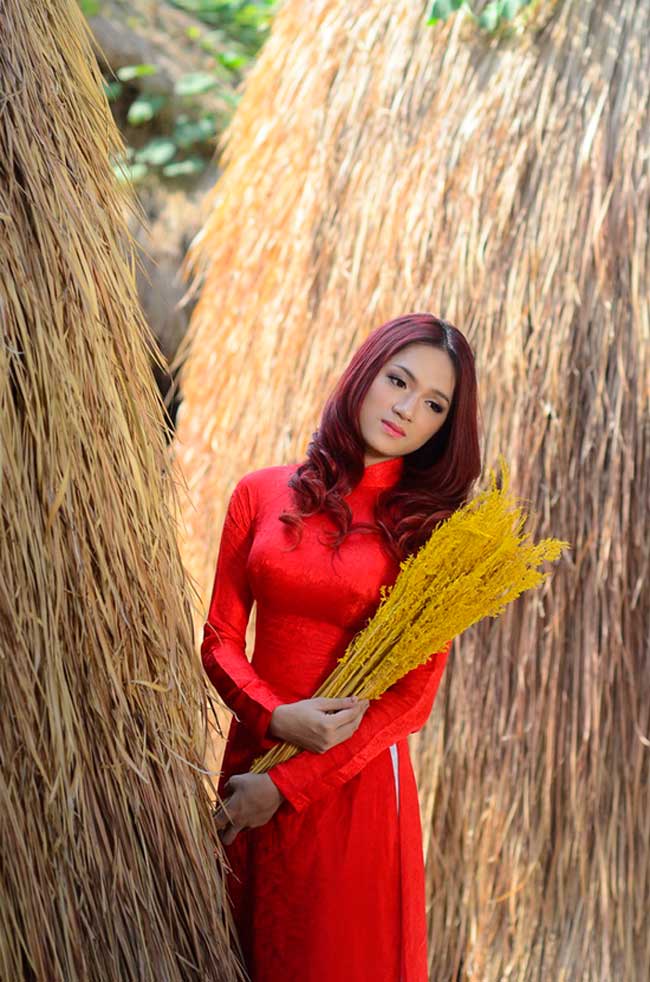 Hương Giang Idol với màu áo dài đỏ thắm
