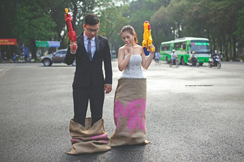 Cặp đôi nhảy bao bố, cầm súng nước chụp ảnh cưới - 3