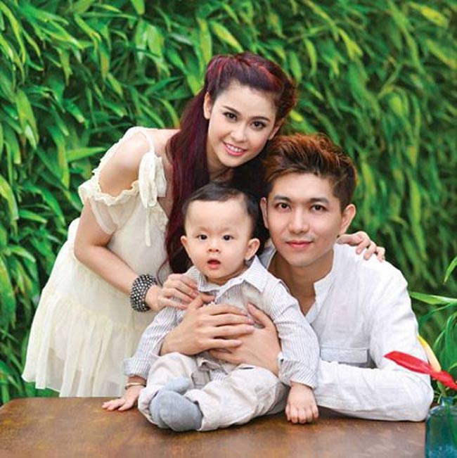 Hình ảnh hạnh phúc của Tim và Quỳnh Anh bên con trai
