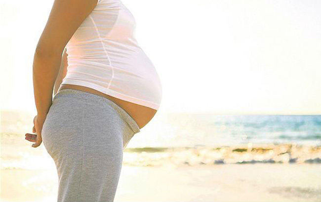 Ngừng tăng cân

Mẹ đã tăng cân rất nhanh trong 3 tháng cuối thai kỳ, trung bình 1 tháng tăng 1-2 kg nhưng đến tuần thai này đột ngột cân nặng không tăng lên nữa. Thậm chí một vài thai phụ bị giảm tới ½-1kg cân nặng một ngày trước khi lâm bồn. Đó là do nội tiết tố làm giảm lượng chất lỏng giữ trong cơ thể mẹ.
