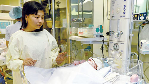 Bé sơ sinh nguy kịch sau tai nạn văng khỏi bụng mẹ - 1