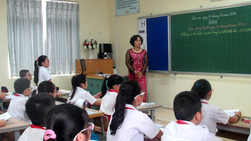 Sách giáo khoa cấp 1: Cô trò #039;đuổi#039; nhau - 1