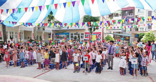 Sách giáo khoa cấp 1: Cô trò #039;đuổi#039; nhau - 2