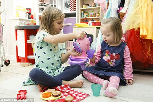 Bé gái bị Down biết nói chuyện, đi lại nhờ bắt chước chị - 2