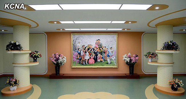 Đương nhiên, trong trường không thể thiếu những bức hình vẽ cố chủ tịch Kim Nhật Thành và nhà lãnh đạo Triều Tiên hiện tại Kim Jong Un
