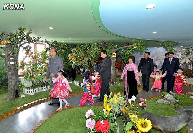 Phụ huynh Triều Tiên háo hức đưa trẻ đến thăm quan trường
