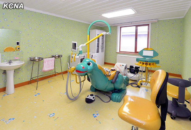 Điểm nhấn của nhà trẻ là có hệ thống phòng y tế vô cùng hiện đại với những máy móc được thiết kế riêng dành cho trẻ em rất ấn tượng.
