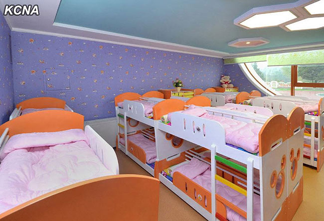 Phòng ngủ của học sinh với những chiếc giường tầng êm ái và đáng yêu.

