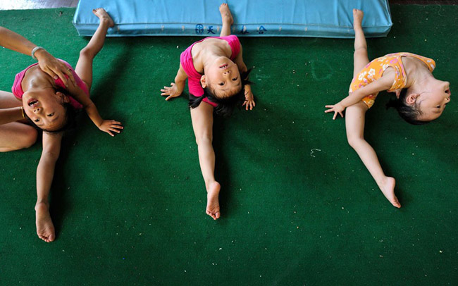 Các bài tập uốn dẻo thường thấy trong môn thể dục dụng cụ được các em bé thực hiện thuần thục.
