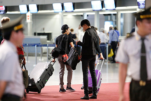 Nathan Lee xách túi hàng hiệu, lặng lẽ xuất ngoại - 10