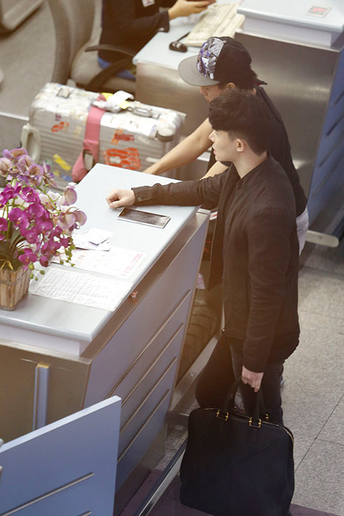 Nathan Lee xách túi hàng hiệu, lặng lẽ xuất ngoại - 7