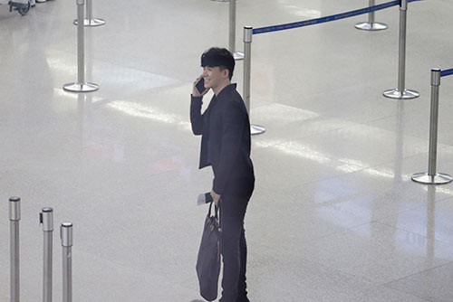 Nathan Lee xách túi hàng hiệu, lặng lẽ xuất ngoại - 2