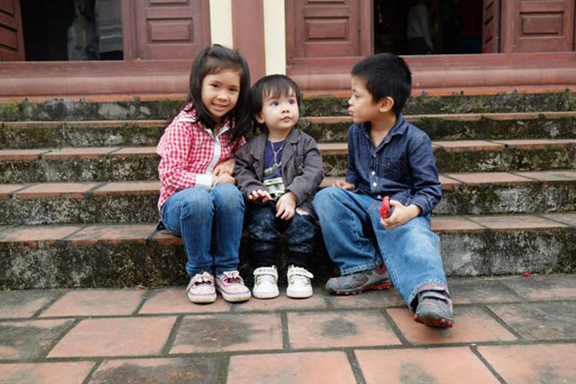 Ba nhóc tì nhà Trần Lực trong chuyến về quê chơi.
