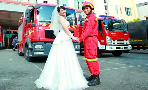 Cặp đôi chụp ảnh cưới với đồng phục và xe chữa cháy - 4