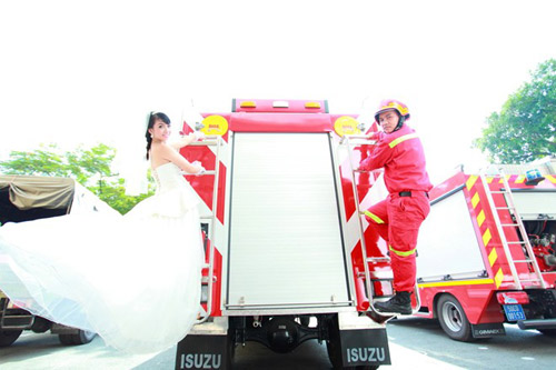 Cặp đôi chụp ảnh cưới với đồng phục và xe chữa cháy - 5