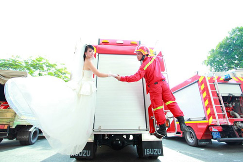 Cặp đôi chụp ảnh cưới với đồng phục và xe chữa cháy - 6
