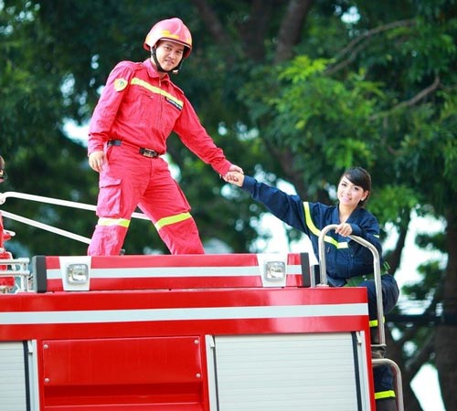 Cặp đôi chụp ảnh cưới với đồng phục và xe chữa cháy - 8