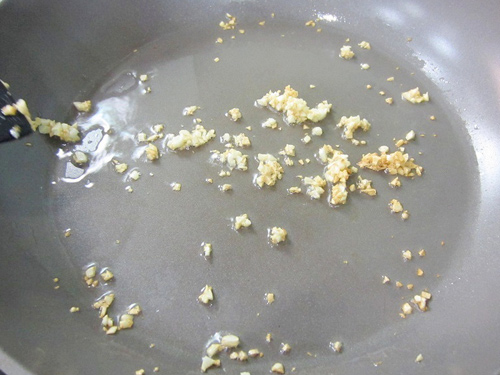 Tận dụng cơm nguội làm cơm chiên tỏi ớt - 4