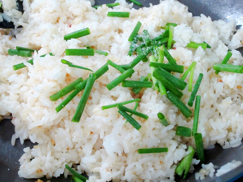 Tận dụng cơm nguội làm cơm chiên tỏi ớt - 7