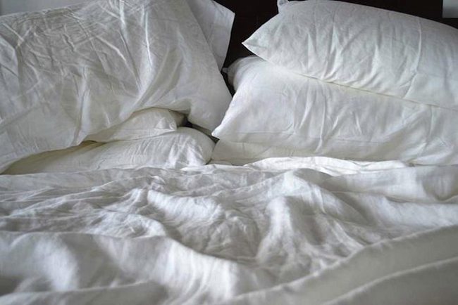 Nếu đang có ý định sắm một bộ ga trải giường mới cho giường ngủ yêu dấu, thì hãy thử lựa chọn loại ga làm từ vải lanh, thay vì cotton nhé. Vải lanh có ưu điểm rất lớn là tạo cảm giác thoáng mát vào mùa hè, và mùa đông thì làm ấm. Hơn nữa lanh lại không tạo nếp nhăn như cotton. 
