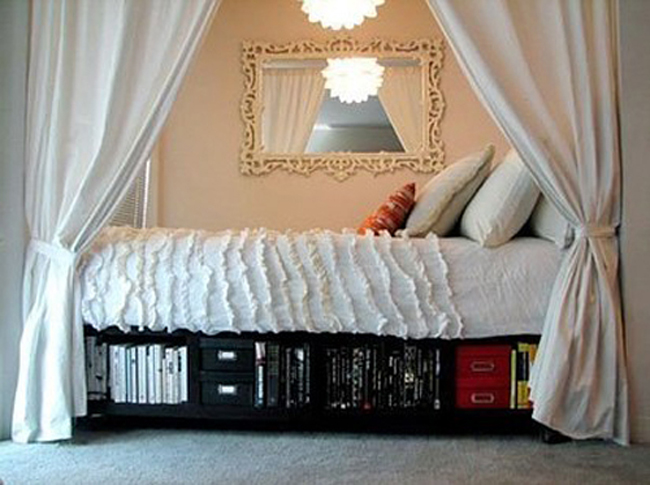 Nếu căn phòng ngủ của bạn nhỏ, bạn có thể bố trí chiếc giường nằm theo chiều rộng của căn phòng. Với cách bài trí này, có thể bổ sung thêm đèn ngủ để không gian thêm sáng sủa

