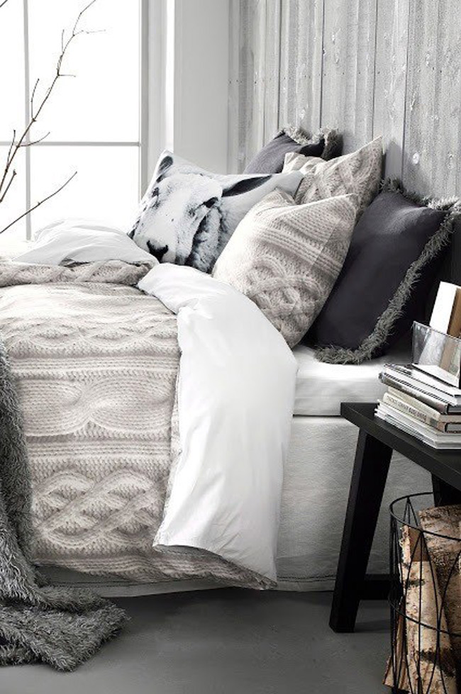 Thông thường, một chiếc giường thường có 2 chiếc gối vuông. Để tăng phần ấm áp cho không gian, bạn có thể đặt thêm gối. Lý tưởng nhất là chia giường thành hai bên, mỗi bên đặt hai chiếc gối kề nhau. 
