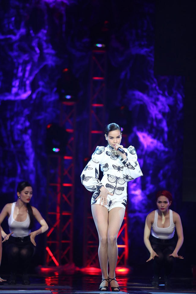 Hồ Ngọc Hà mặc jumpsuit cực ngắn trên sân khấu ca nhạc
