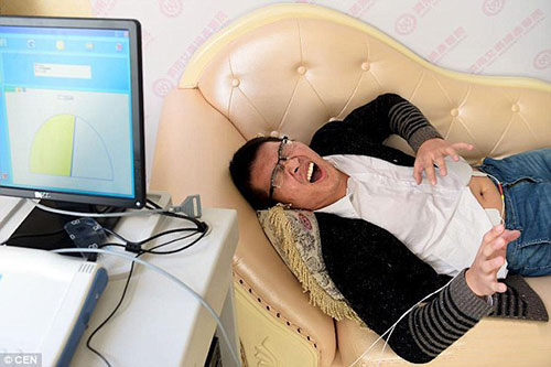 Các ông chồng quot;khóc hết nước mắtquot; vì thử đau đẻ - 1