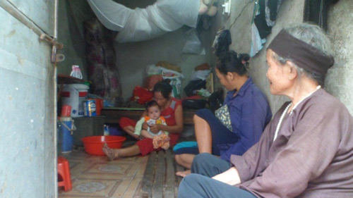 Mẹ bỏ đi, bé 5 tháng ăn bột trộn tro bà nấu - 2