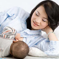 Bác sỹ Tây lý giải chuyện trẻ bú nằm bị viêm tai giữa