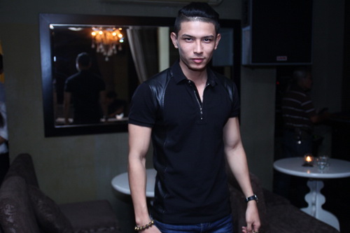 Nguyễn Văn Chung hôn vợ ngọt ngào tại sự kiện - 16