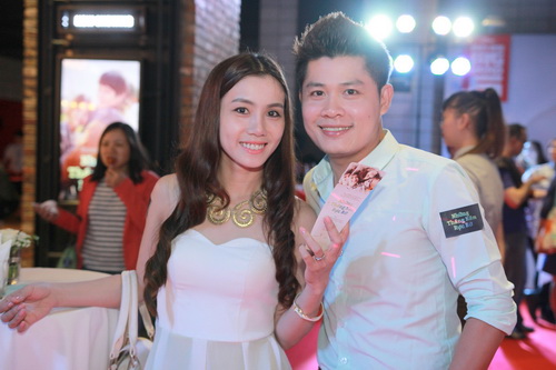 Nguyễn Văn Chung hôn vợ ngọt ngào tại sự kiện - 1