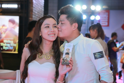 Nguyễn Văn Chung hôn vợ ngọt ngào tại sự kiện - 3