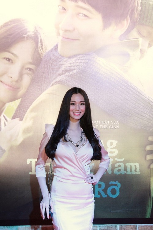 Nguyễn Văn Chung hôn vợ ngọt ngào tại sự kiện - 4