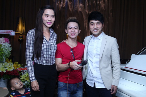 Nguyễn Văn Chung hôn vợ ngọt ngào tại sự kiện - 9