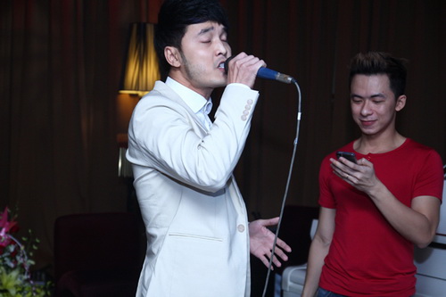 Nguyễn Văn Chung hôn vợ ngọt ngào tại sự kiện - 10